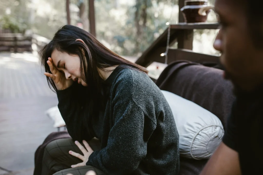 femme frustrée qui se tient la tête et réfléchit à des solutions