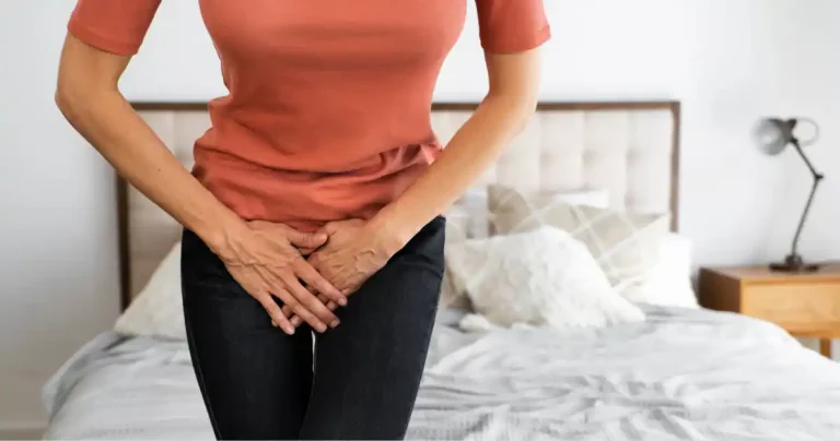 femme qui a des douleurs au niveau génital