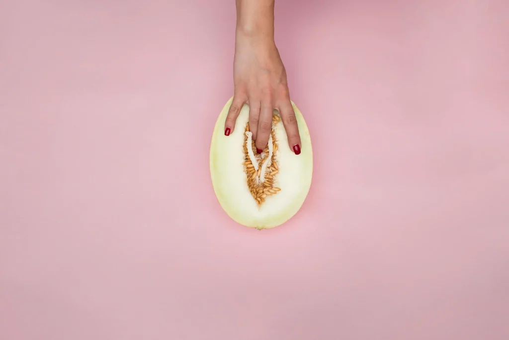melon avec une main qui le pénètre