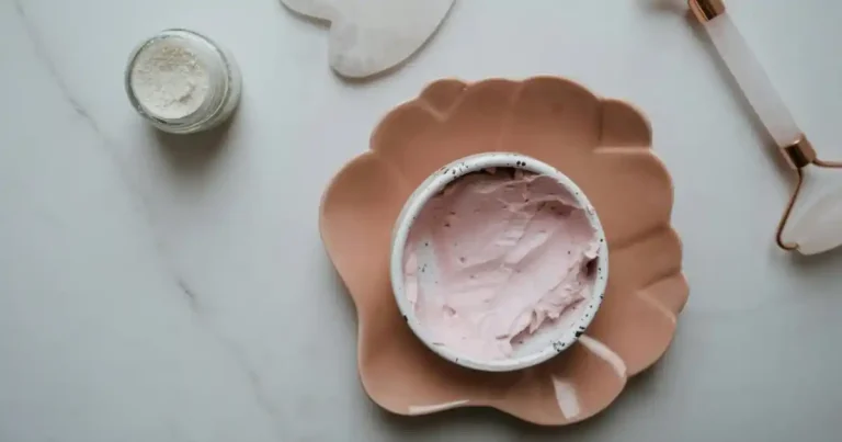 crème rose apaisante pour la vulve dans une salle de bain