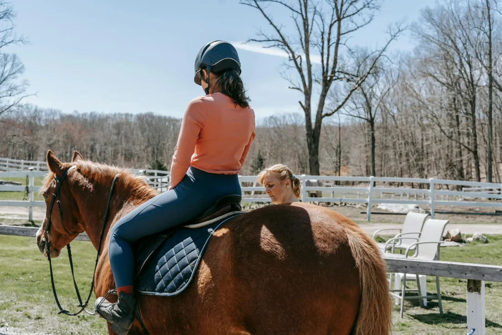 femme qui monte à cheval