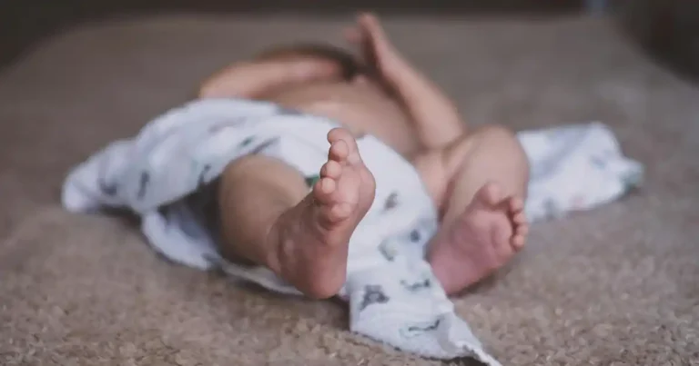 nourrisson couché sur le dos avec maman qui se demande combien de jours dure le méconium