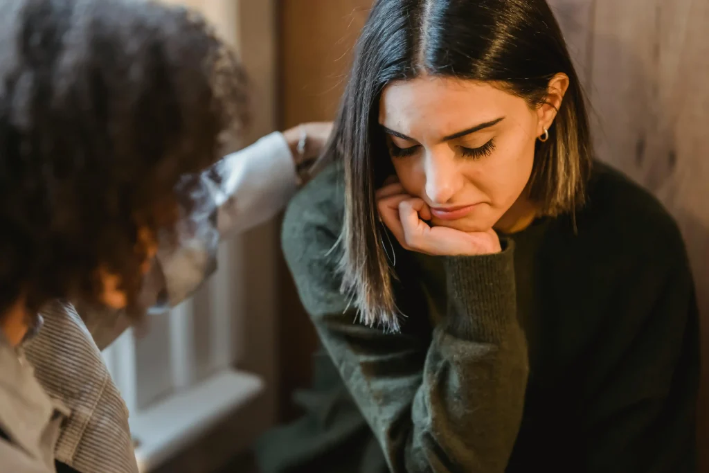femme triste qui parle avec son amie