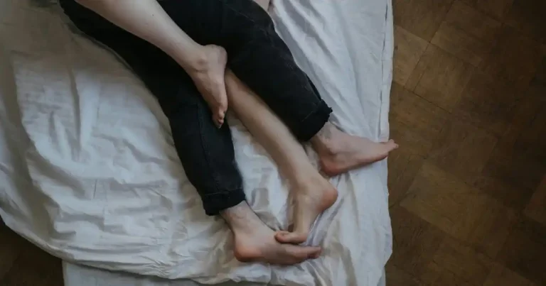 couple qui ressent des Douleur aux ovaires pendant les rapports