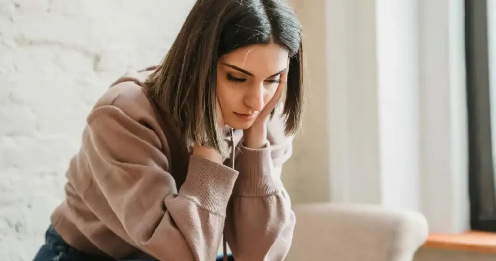 femme qui se demande si c'est normal un hymen absent