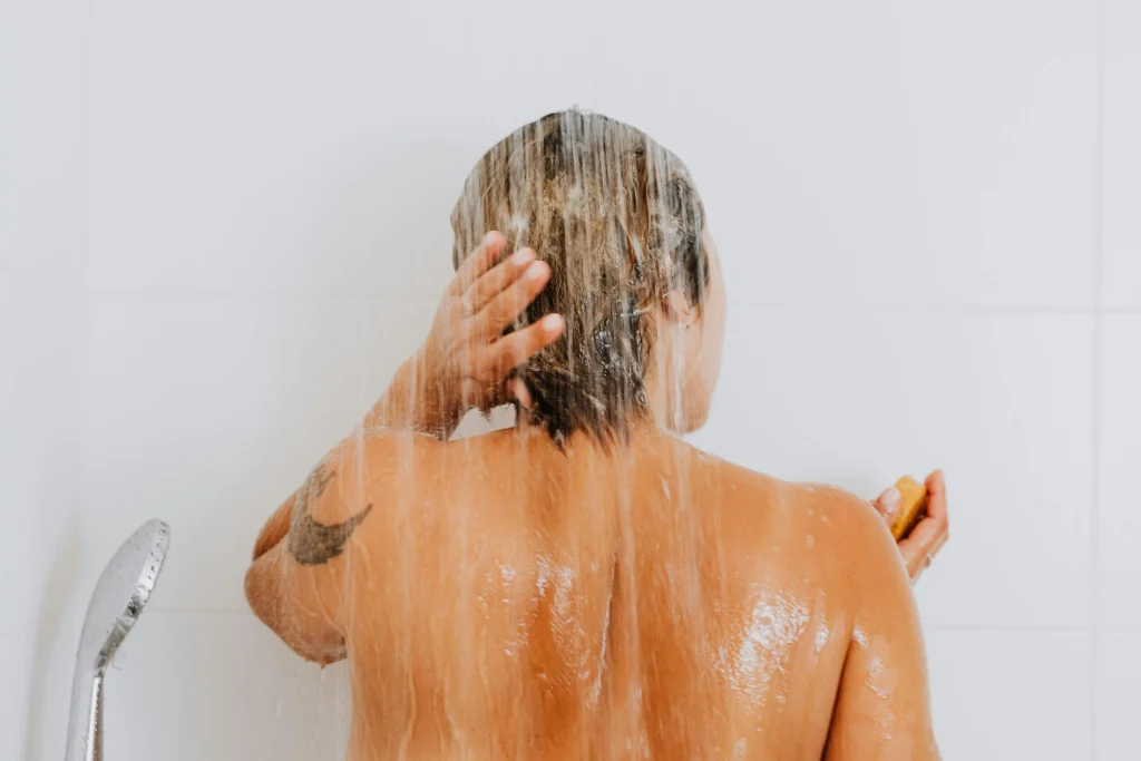 femme sous la douche