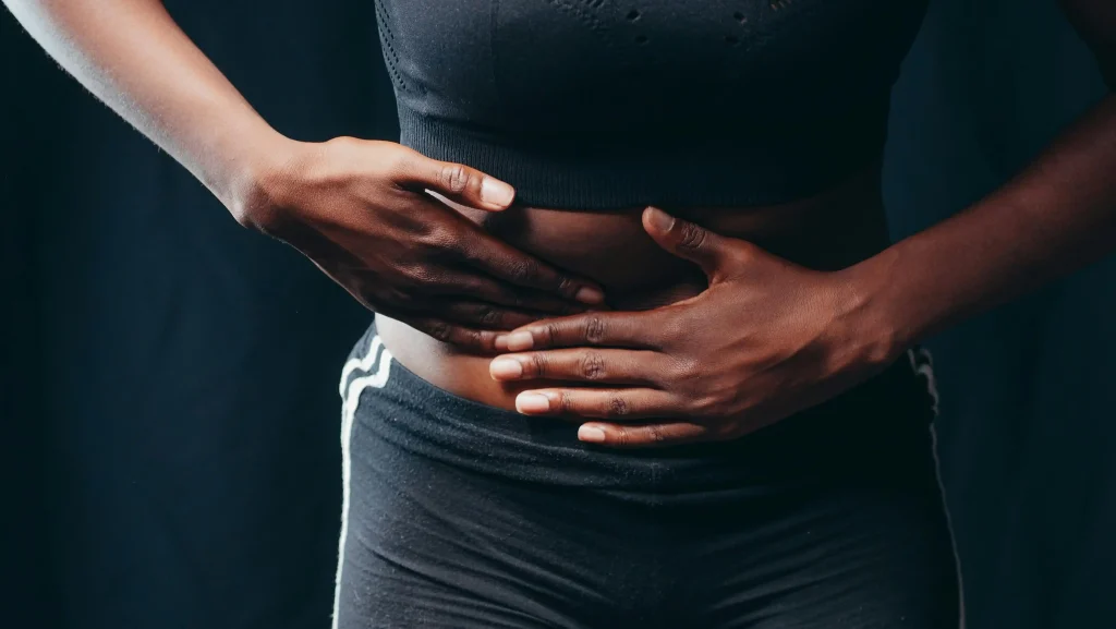 femme qui souffre de douleur abdominale liée au cancer des ovaires