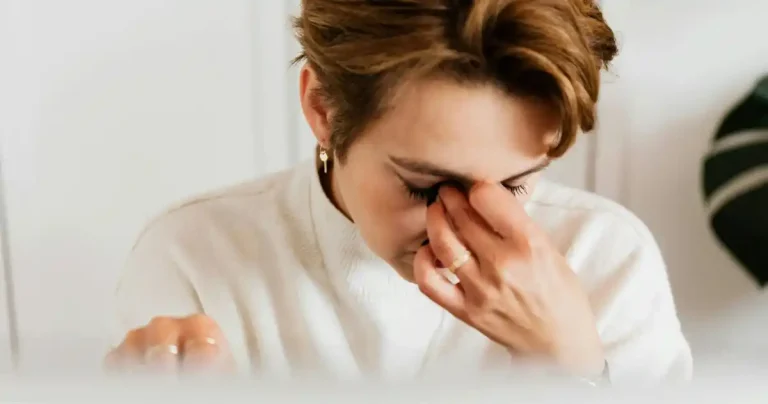 femme en stress et ménopause cherche solutions pour la sécheresse intime