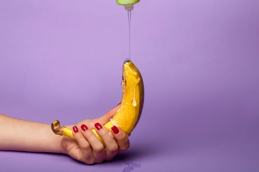banane avec du lubrifiant pour illustrer la lubrification nécessaire pendant un rapport et remédier à la sécheresse intime