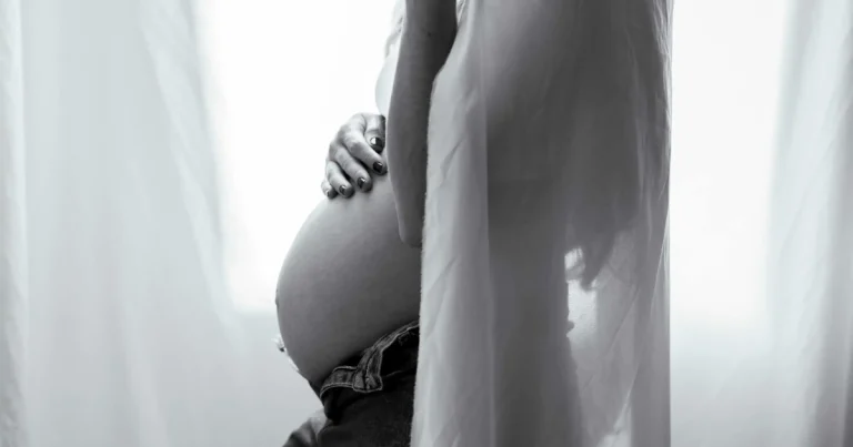 femme enceinte avec sécheresse intime signe de grossesse